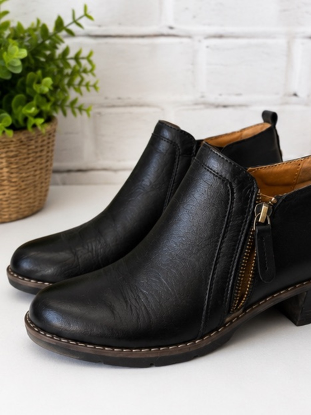 Easy Spirit Women’s Black Leather Ankle Booties Side Zip Low Heel Size 8